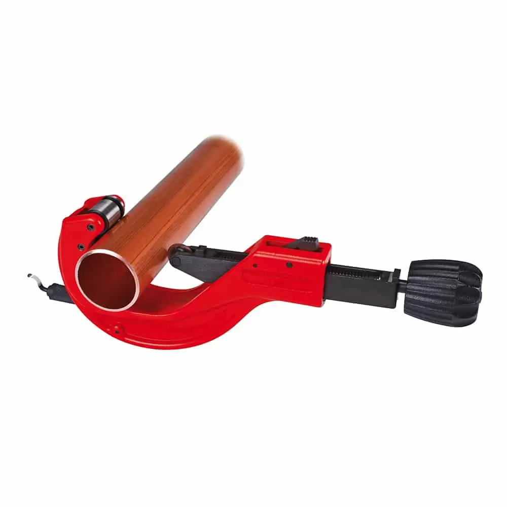 Portable manual pipe cutter